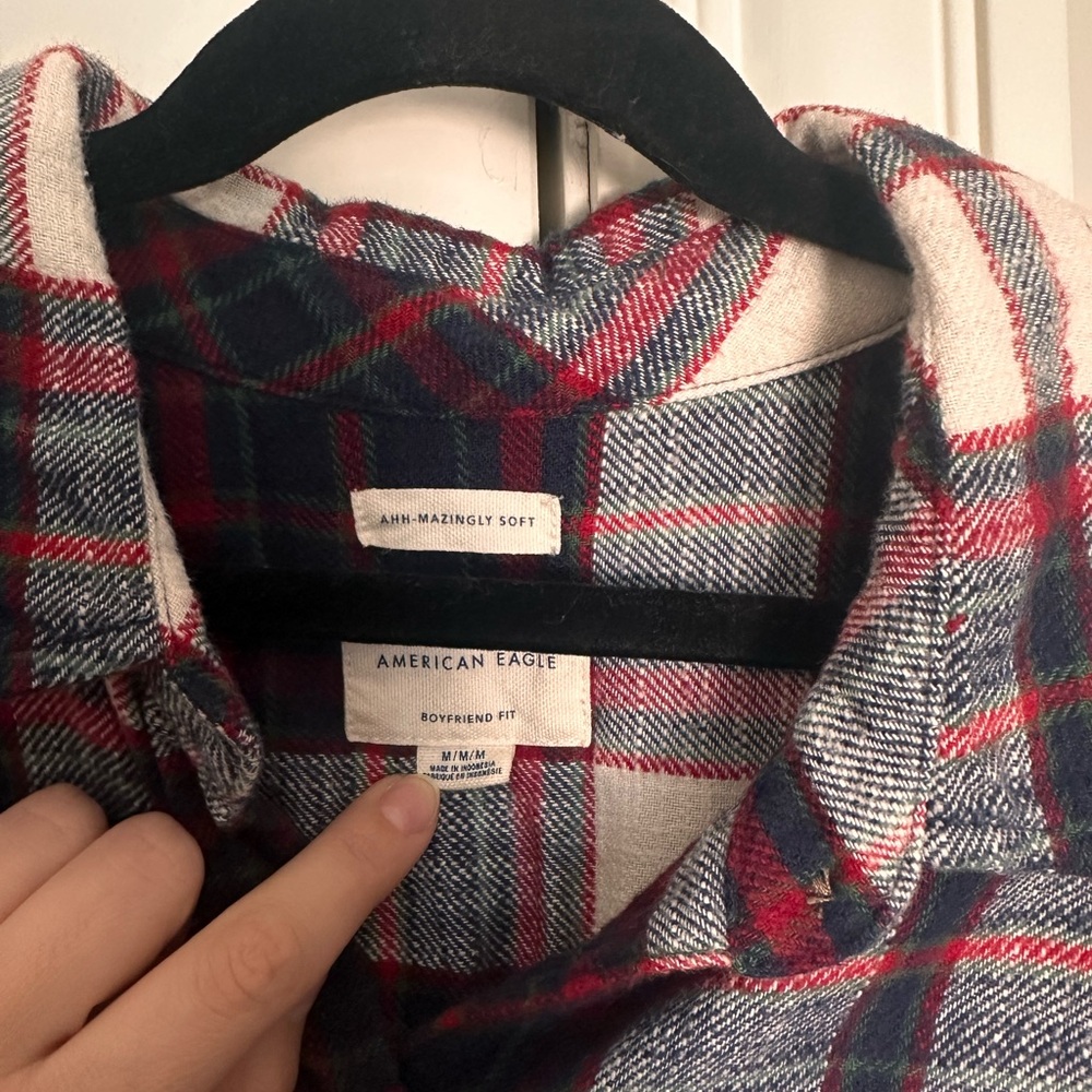 American Eagle Outfitters Red and White Plaid Button Down Shirt Boyfriends Fit - Picture 2 of 3